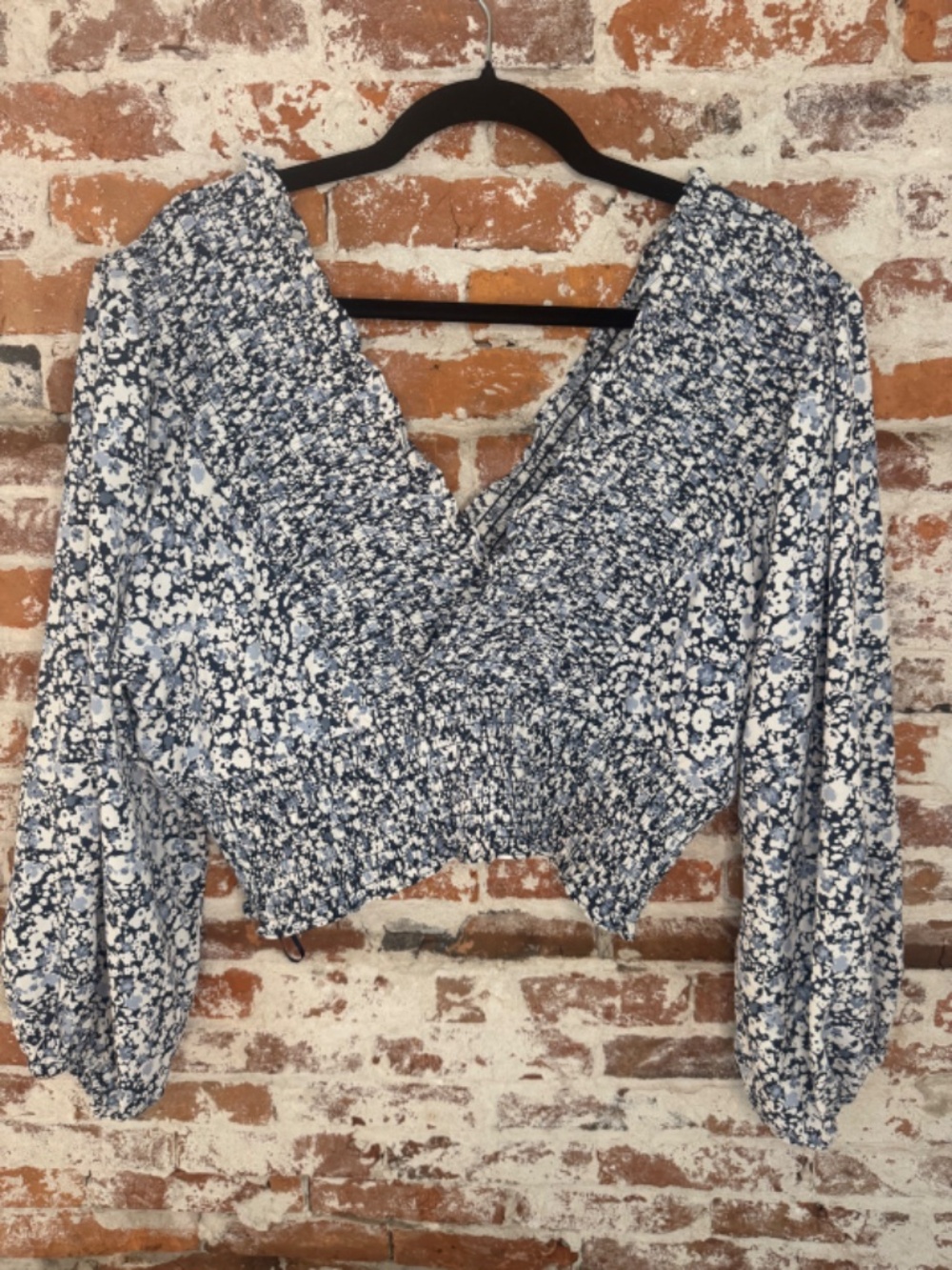 Abercrombie Women's Sz. XL Blue & White Floral Smocked Long Sleeve Crop Top
